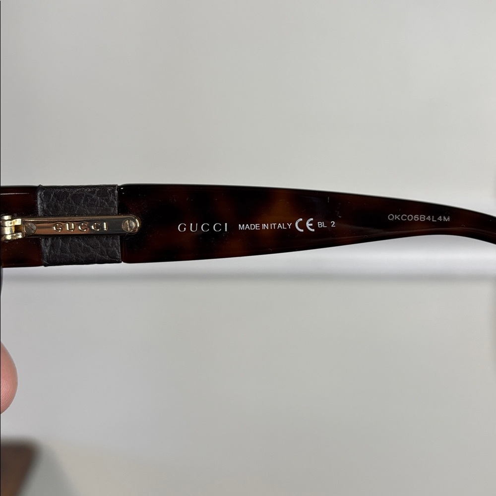 GUCCI SUNGLASSES FULL INCLUSION with Branded Case and dust cloth - Picture 15 of 16